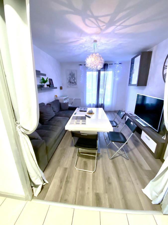 LʼArbresle Le Cafe Charmant, Appartement Dans Immeuble Avec Parking Barriere, Balcon מראה חיצוני תמונה